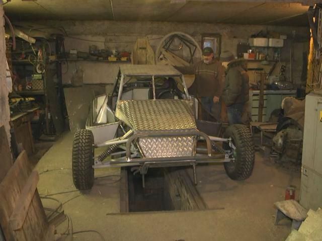 Вінницький автогонщик виготовив унікальну машину для АТО Вінницький автогонщик виготовив унікальну машину для АТО