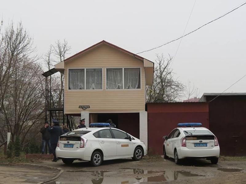 Невідомі у камуфляжі зірвали засідання комуністів в Луцьку (Фото) Невідомі у камуфляжі зірвали засідання комуністів в Луцьку (Фото)