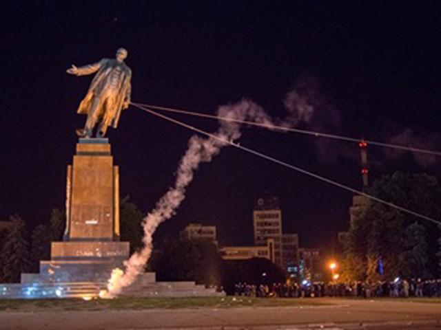 Суд признал незаконным распоряжение о сносе памятника Ленину в Харькове Суд признал незаконным распоряжение о сносе памятника Ленину в Харькове