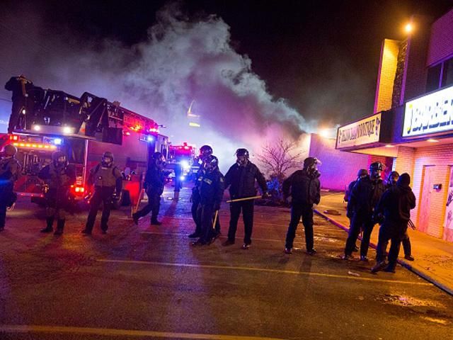 В американском Фергюсоне продолжаются беспорядки: слышны автоматные очереди (Фото. Видео) В американском Фергюсоне продолжаются беспорядки: слышны автоматные очереди (Фото. Видео)