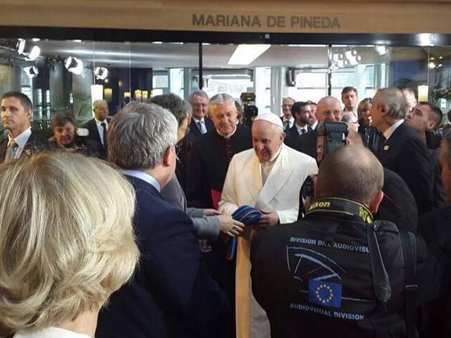 В Европарламенте Папе Римскому вручили провокационный подарок (Фото) В Европарламенте Папе Римскому вручили провокационный подарок (Фото)