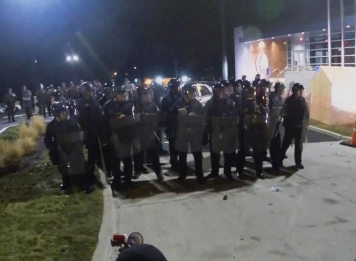 Поліція затримала у Ферґюсоні більше півсотні осіб Поліція затримала у Ферґюсоні більше півсотні осіб