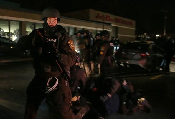 У Ферґюсоні не вщухають протести: влада США стягує додаткові сили Нацгвардії У Ферґюсоні не вщухають протести: влада США стягує додаткові сили Нацгвардії