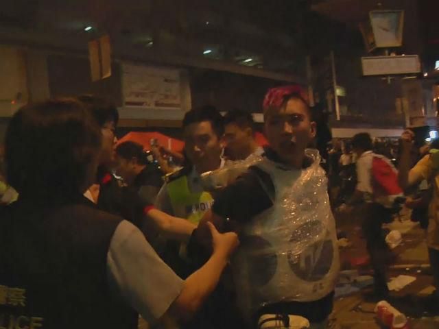 В Гонконге произошли новые столкновения протестующих с полицией