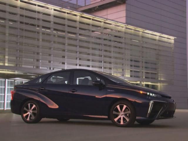 Toyota випустила перший серійний автомобіль на водні