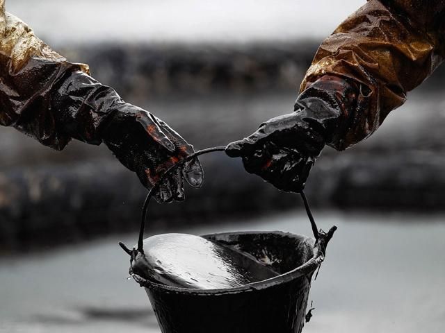 Ціна на нафту впала до чотирирічного мінімуму