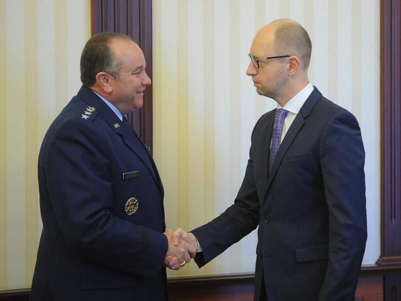 Яценюк обсудил с генералом НАТО вопросы технического сотрудничества Яценюк обсудил с генералом НАТО вопросы технического сотрудничества