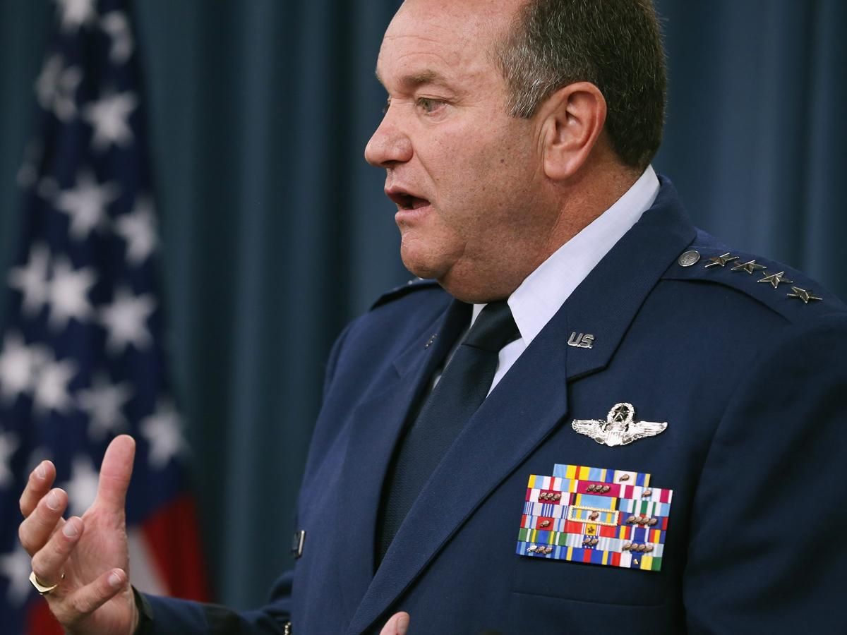 Російські військові на Донбасі навчають місцевих бойовиків, — НАТО Російські військові на Донбасі навчають місцевих бойовиків, — НАТО