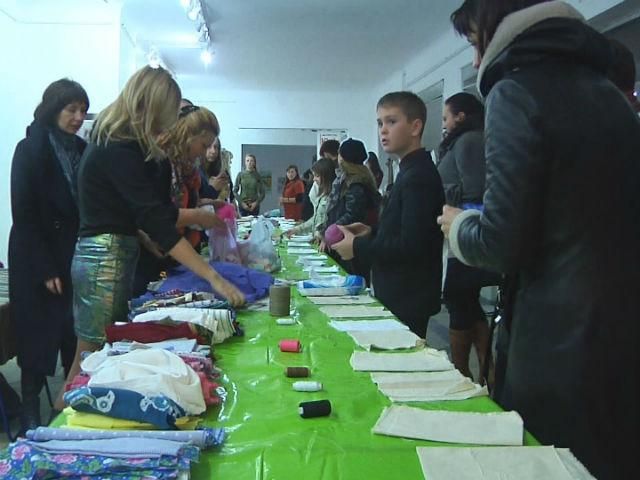 В Луцке шьют обереги для бойцов АТО В Луцке шьют обереги для бойцов АТО