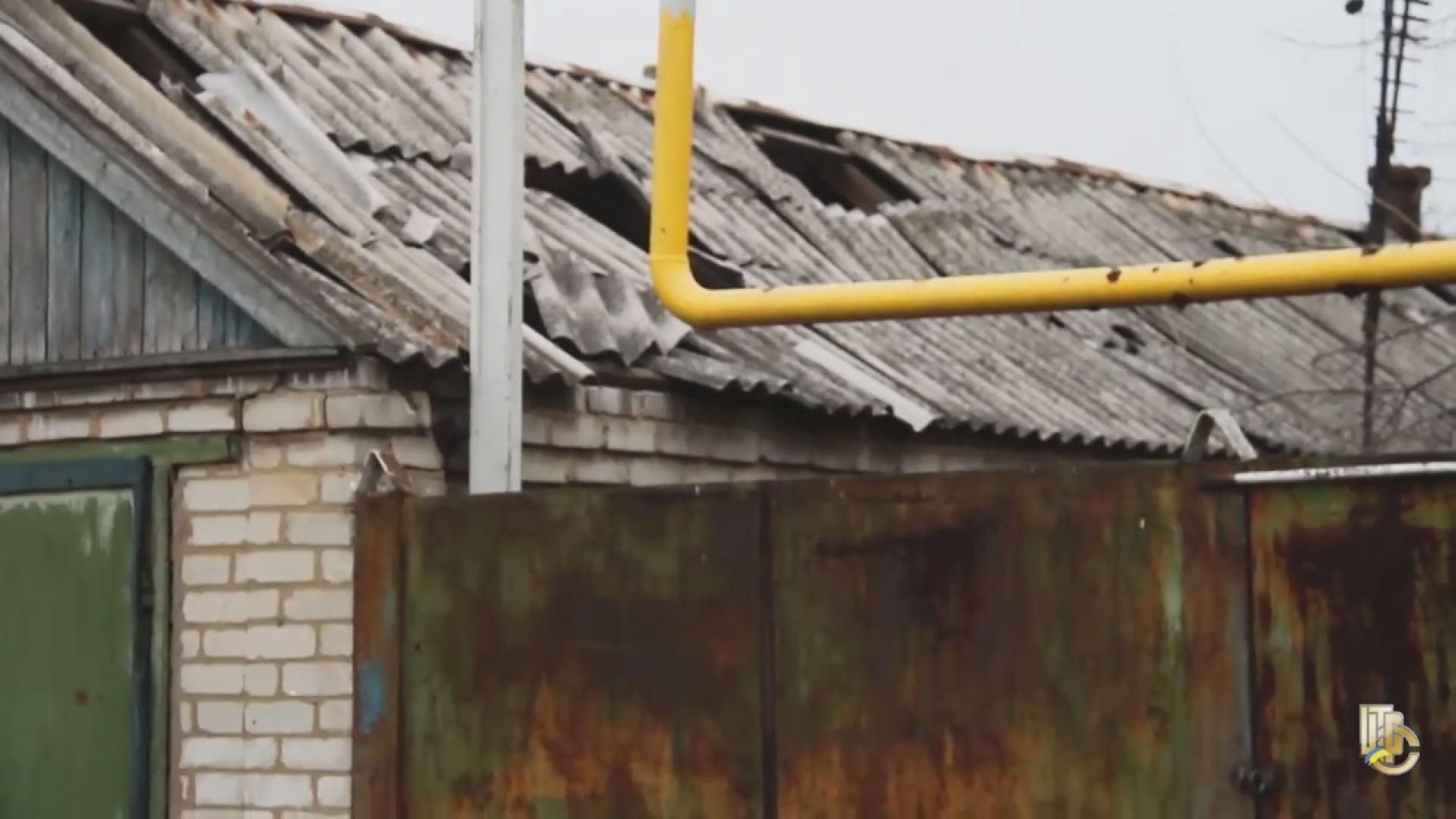 Жителі Мар'їнки постійно живуть під обстрілами Жителі Мар'їнки постійно живуть під обстрілами