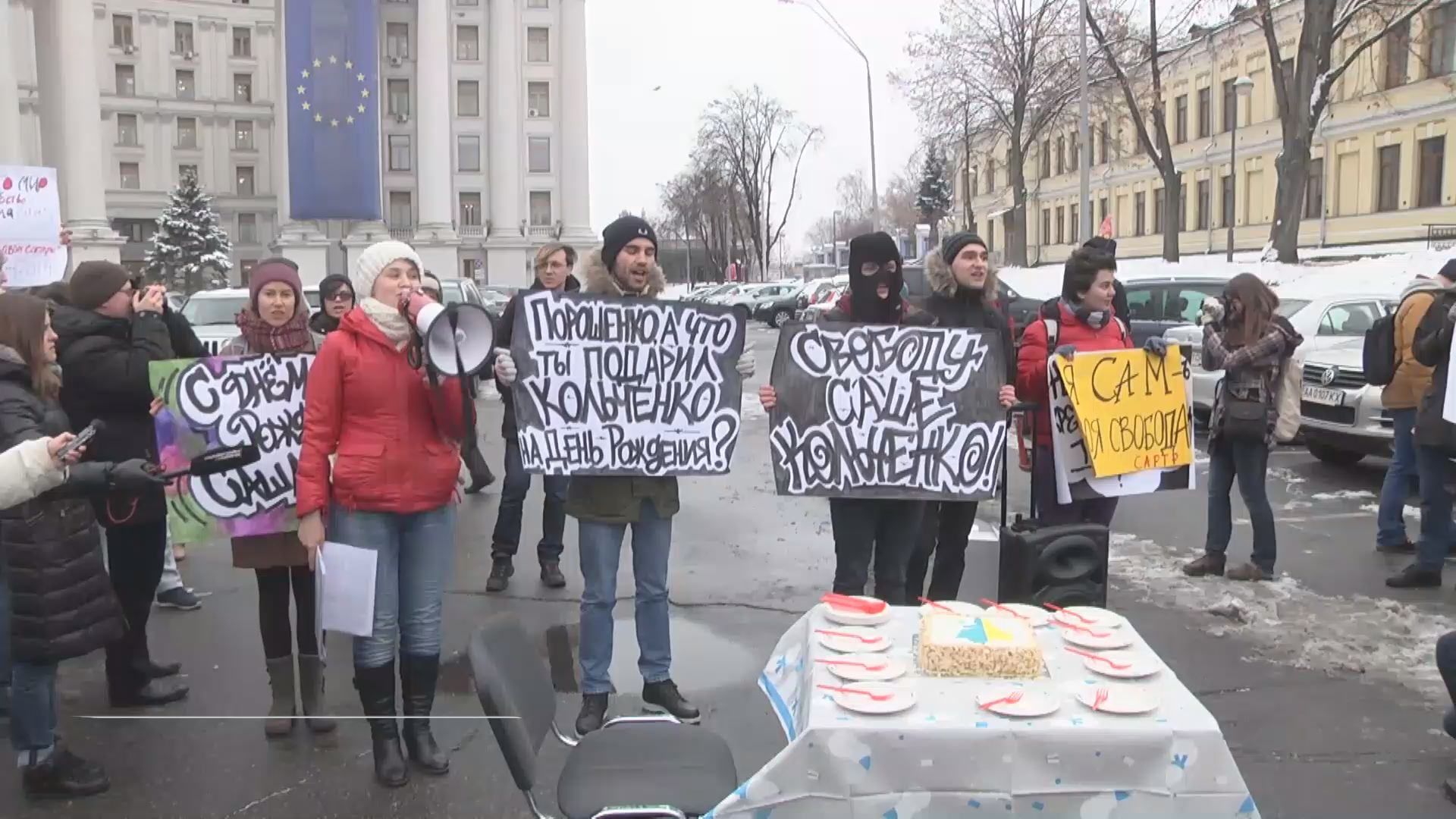 В Москве крымские активисты провели акцию в честь дня рождения одного из политзаключенных