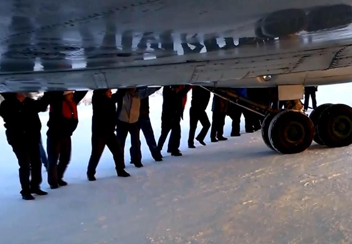 У Росії пасажири літака власноруч штовхали повітряне судно