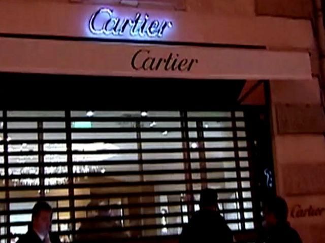 В Париже двое мужчин ограбили ювелирный салон Cartier В Париже двое мужчин ограбили ювелирный салон Cartier