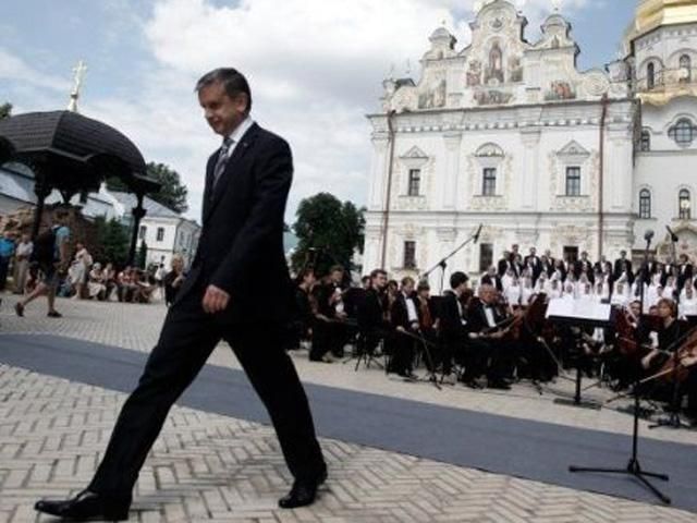 Посла Росії "застукали" біля АП Посла Росії "застукали" біля АП