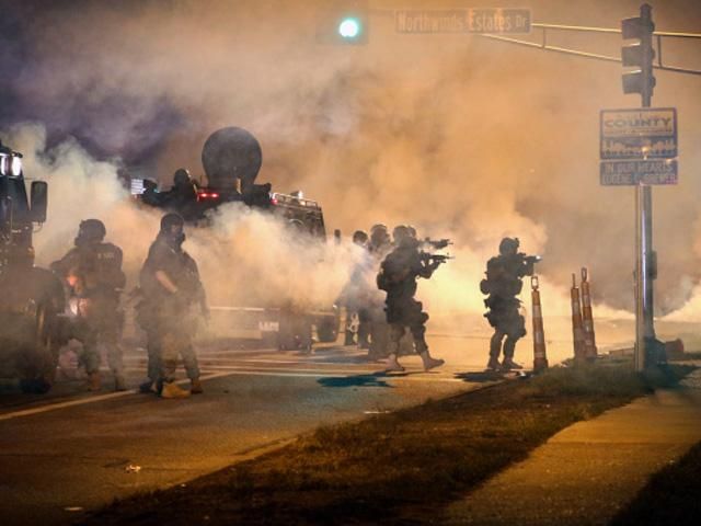 Поліцейський Фергюсона, який застрелив підлітка, вирішив звільнитись Поліцейський Фергюсона, який застрелив підлітка, вирішив звільнитись