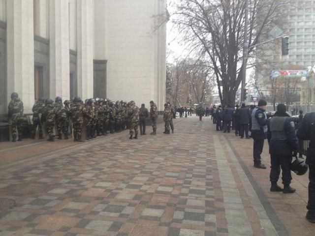 Возле Рады - несколько сотен правоохранителей (Фото)