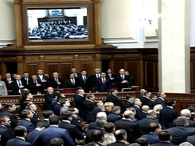 Новоспечені народні обранці дружно заспівали гімн Новоспечені народні обранці дружно заспівали гімн