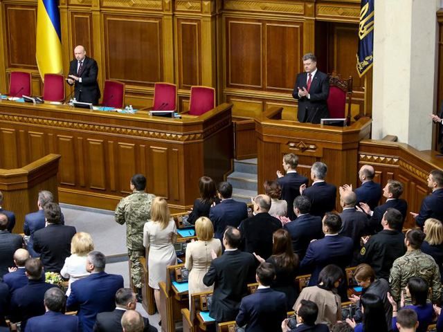 Правительство Яценюка сложило полномочия Правительство Яценюка сложило полномочия