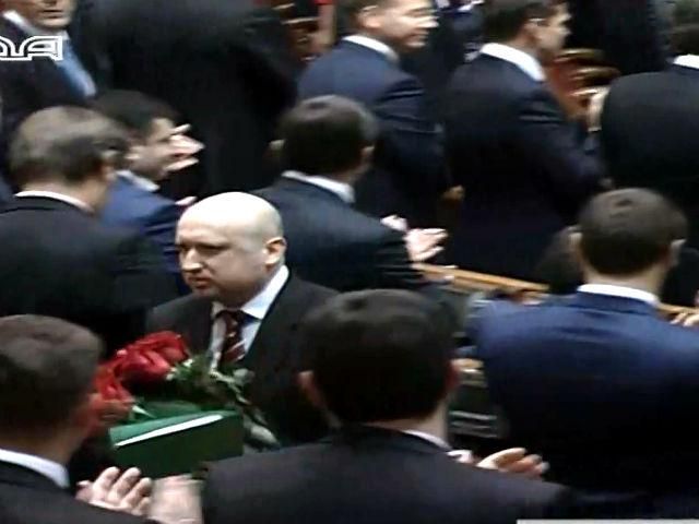Рада провожала экс-спикера Турчинова возгласами: "Молодец"