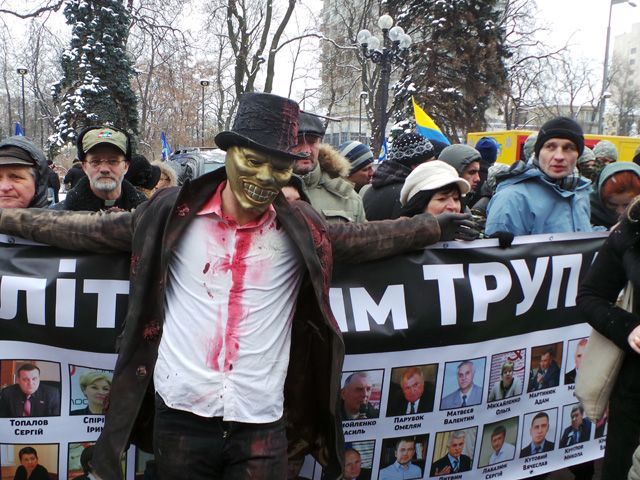 Під стіни Ради прийшли мітингувальники, провокатори та зомбі  