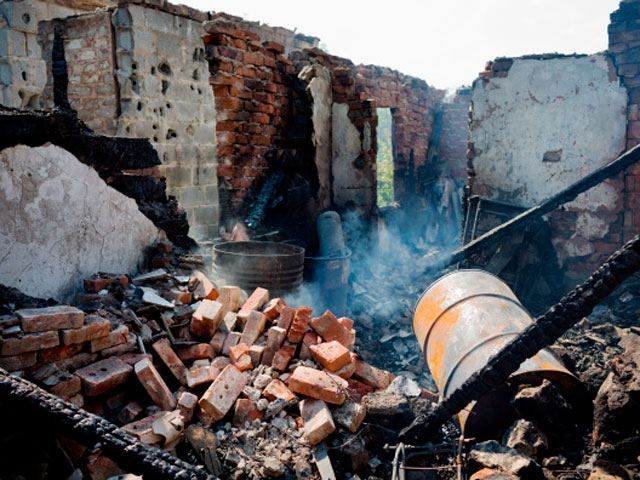 У Станиці Луганській міна влучила в магазин: четверо поранених У Станиці Луганській міна влучила в магазин: четверо поранених