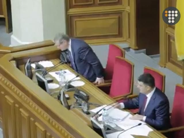 Экс-регионал Вилкул ошибочно сел рядом с Гройсманом (Видео) Экс-регионал Вилкул ошибочно сел рядом с Гройсманом (Видео)