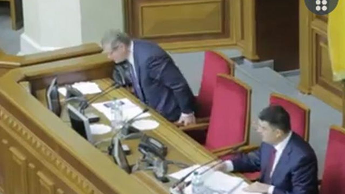 Экс-регионал Вилкул ошибочно сел рядом с Гройсманом (Видео) Экс-регионал Вилкул ошибочно сел рядом с Гройсманом (Видео)
