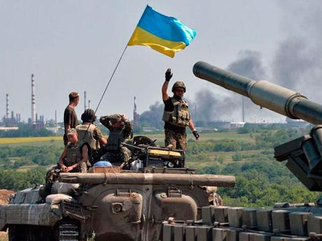 Силовики уничтожили бронемашину террористов в районе Счастья Силовики уничтожили бронемашину террористов в районе Счастья