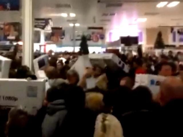 “Чорна” п’ятниця: люди б’ються через побутову техніку “Чорна” п’ятниця: люди б’ються через побутову техніку