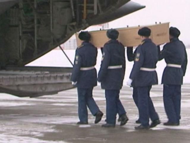 Останки 6 жертв катастрофи Boeing 777 доправили у Нідерланди Останки 6 жертв катастрофи Boeing 777 доправили у Нідерланди