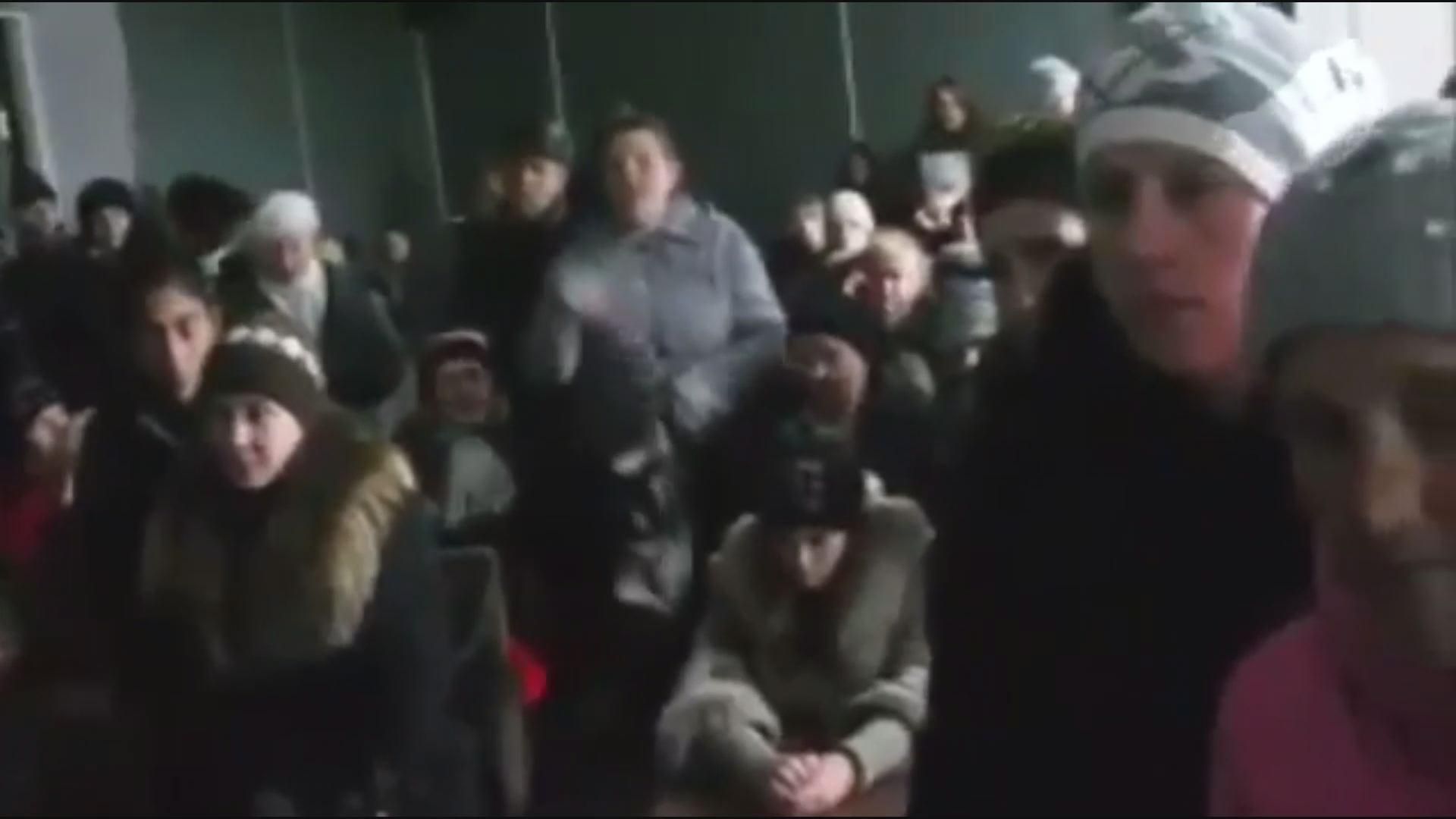 На оккупированных территориях женщины требуют от террористов денег На оккупированных территориях женщины требуют от террористов денег