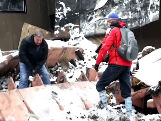 Кияни розбирають завали кінотеатру "Жовтень" Кияни розбирають завали кінотеатру "Жовтень"