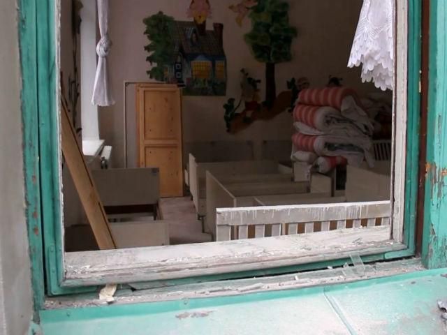 Террористы обстреляли детсад и школу в Попасной Террористы обстреляли детсад и школу в Попасной