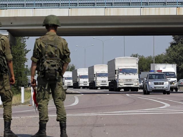 Еще 40 грузовиков пересекли границу: к террористам едет российская "гуманитарная помощь"
