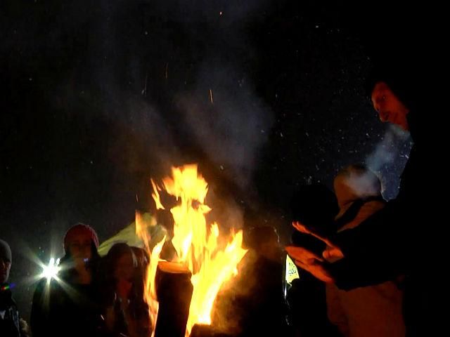 Дым, сотни активистов и патриотические песни — на Майдане устроили "Ночь памяти" Дым, сотни активистов и патриотические песни — на Майдане устроили "Ночь памяти"