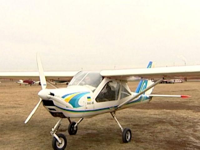 Під Харковом проходять тренування майбутніх військових пілотів Під Харковом проходять тренування майбутніх військових пілотів