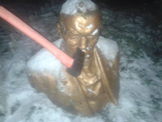 В Одесі знищили пам’ятник Леніну (Фото) В Одесі знищили пам’ятник Леніну (Фото)