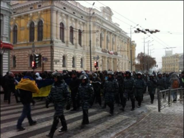 В Харькове патриотический марш: милиция пела гимн вместе с активистами (Фото)