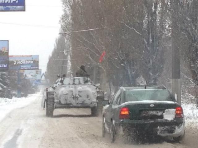 Журналістка зафіксувала військову техніку разом із російським "гумконвоєм" (Фото) Журналістка зафіксувала військову техніку разом із російським "гумконвоєм" (Фото)