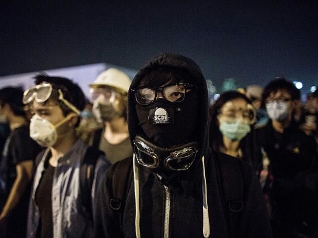 В Гонконге состоялись новые столкновения митингующих с полицией (Фото)