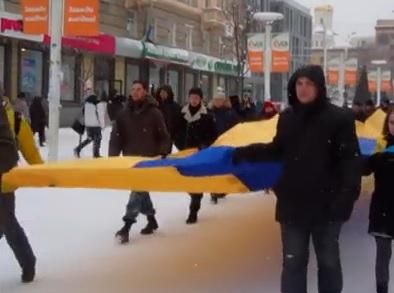 У Дніпропетровську розгорнули прапор з фотографіями українських героїв (Відео)