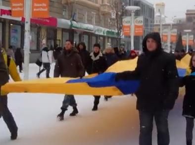 В Днепропетровске развернули флаг с фотографиями украинских героев (Видео)