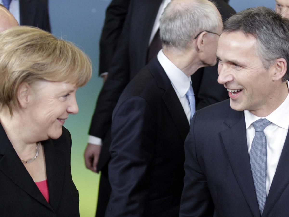 На востоке Украины нужны не гуманитарные конвои, а прекращение огня, — генсек НАТО На востоке Украины нужны не гуманитарные конвои, а прекращение огня, — генсек НАТО