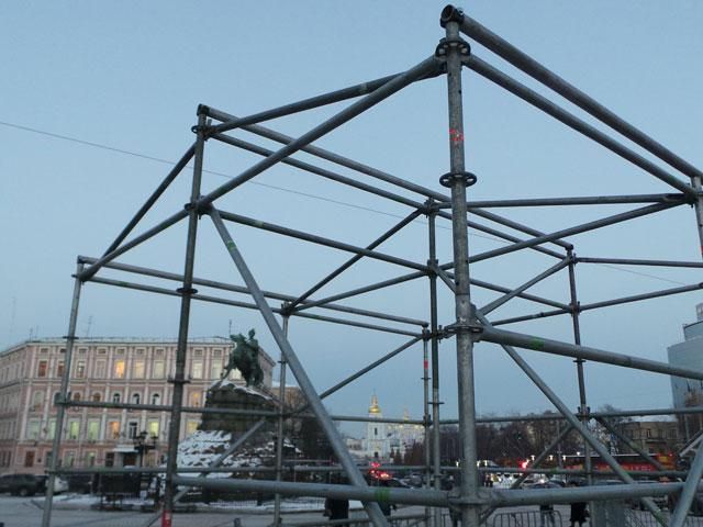 На Софиевской площади начали устанавливать "рождественское село" (Фото) На Софиевской площади начали устанавливать "рождественское село" (Фото)