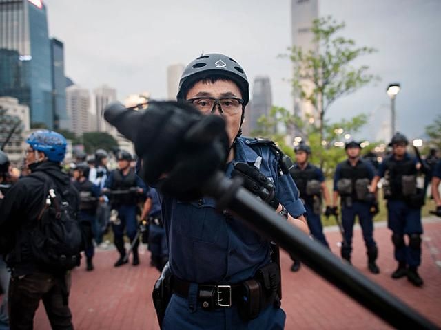 Гонконгская полиция пошла с дубинками на людей с зонтиками (Фото)