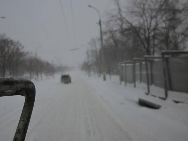 Луганськ засипало снігом. Техніка кучугури не прибирала (Фото)