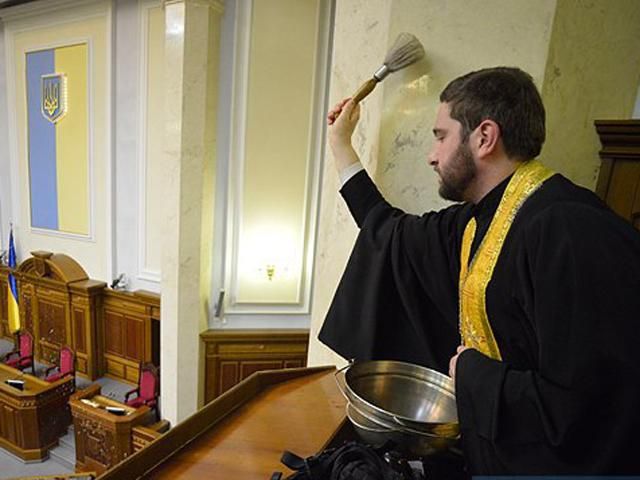 В Раде священник освятил места, где раньше сидели коммунисты (Фото)
