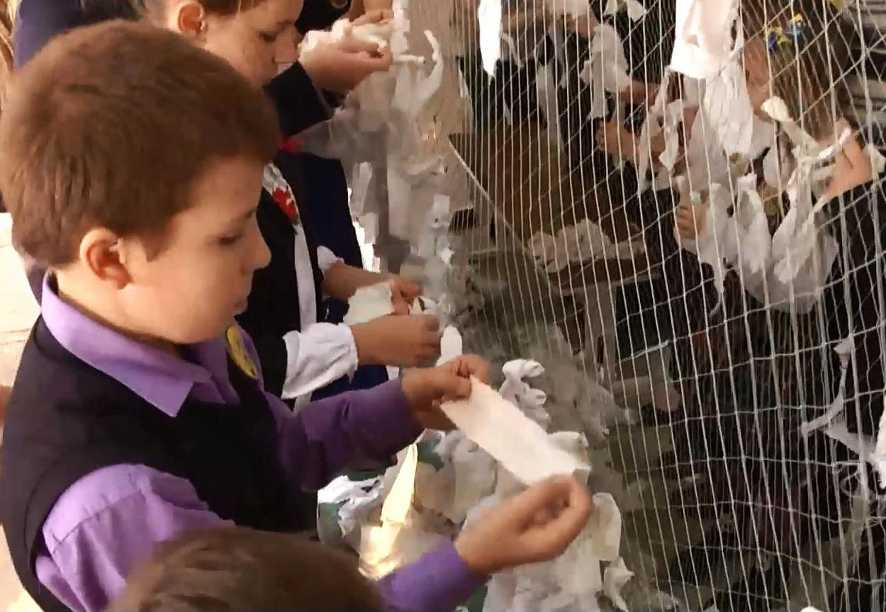 Дітей у школі вчать плести маскувальні сітки Дітей у школі вчать плести маскувальні сітки