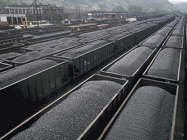 На кордоні з РФ заблоковано 200 вагонів із російським вугіллям
