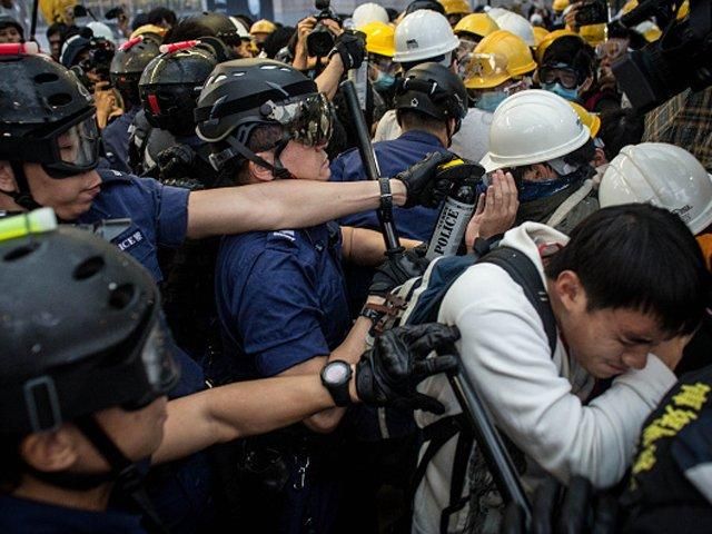 Лидеры протестов в Гонконге собираются показаться полиции, — WSJ